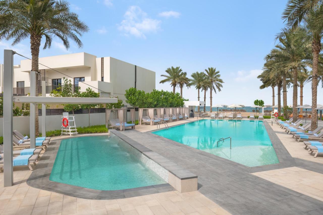Palace Beach Resort Fujairah Eksteriør bilde The swimming pool at the hotel